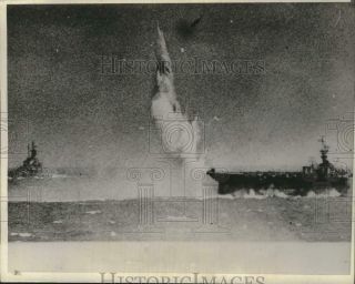 1944 Press Photo Japanese Bomb Hits Water Beside American Carrier,  Philippines