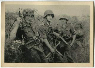 German Wwii Photo: Wehrmacht Soldiers With Firearms In Trench Agfa Brovira Paper