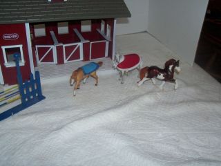 Breyer Animal Creations Horse Stable/barn Plus Horses And Parts