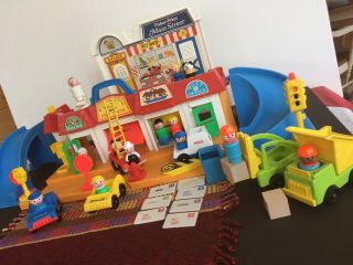 Complete,  Vintage Fisher Price Main Street 2500 Mail Letters Lift & Load