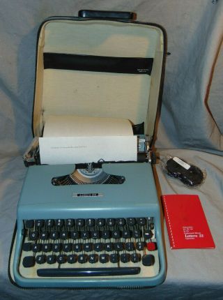 Vintage Portable Underwood Olivetti Lettera 22 Blue Metal Body Typewriter