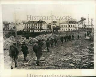 1944 Press Photo Soviet Infantrymen March Through Pskov,  Poland - Lrx47327