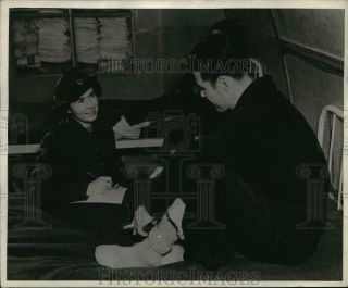 1942 Press Photo Iceland,  A Red Cross Worker Helps An Injured Soldier Write Home