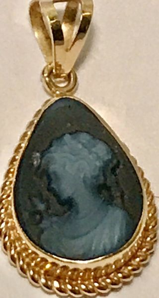 Vtg 18k 750 Yellow Gold Carved Blue Agate Teardrop Cameo Pendant Marked