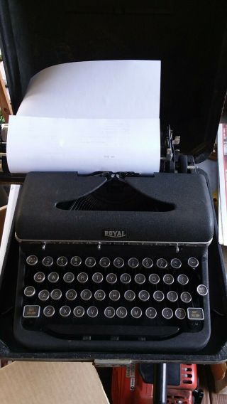 Vintage Royal Quiet De Luxe Deluxe Portable Typewriter W/ Case