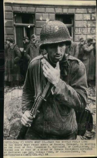 1944 Press Photo Private Townsend Matthews On War Front Near Aachen,  Germany