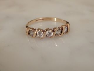 A 9 CT GOLD WHITE SAPPHIRE FIVE STONE RING 2