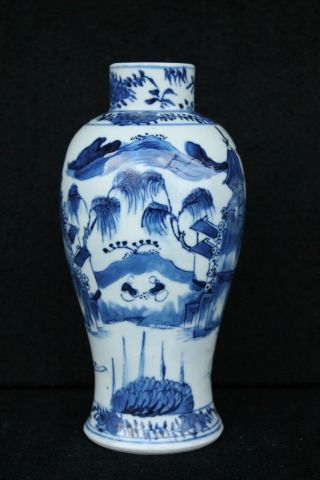 A 19th century Chinese export vase with temple decoration 2