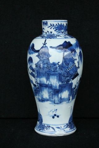A 19th century Chinese export vase with temple decoration 3