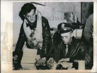 1944 Press Photo England,  Lt Rk Hofed & Lt C Ashcraft For Bomber Mission