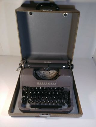 Underwood Leader Typewriter Vintage Portable With Case.