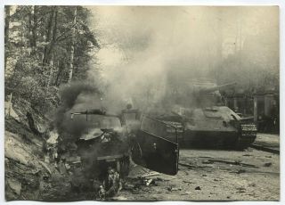 Wwii Large Size Press Photo: Russian T - 34 Tank In Berlin Suburbs,  April 1945