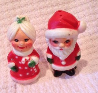 Vintage Christmas Santa And Mrs Claus Plastic Salt & Pepper Shakers 3.  5 "
