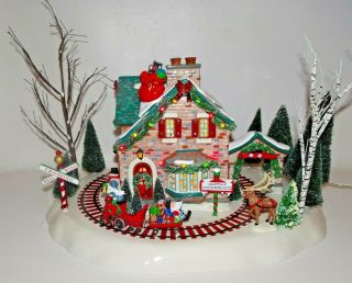 Department 56 Santa’s Wonderland House W/ Train Snow Village 55359 Euc