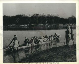 1942 Press Photo Soldiers,  Burmese Nurses Cross The Chindwin River In Burma