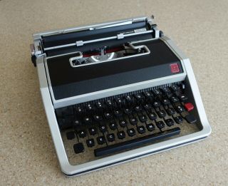 Olivetti Underwood Lettera 33 Portable Typewriter W/ Case Made In Spain.