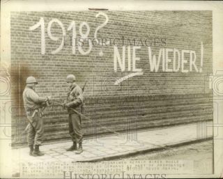 1945 Press Photo U.  S.  Soldiers Repair Wires Under German Propaganda,  Holland