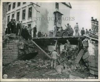1944 Press Photo Troops Drive A Jeep Over A Bridge Built By Belgian Sympathizers