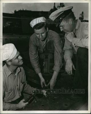 1945 Press Photo Us Navy Submarine Relief Crew Makes Repairs To A Hatch