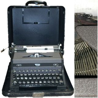 Vintage Royal Quiet Deluxe Portable Typewriter With Carrying Case