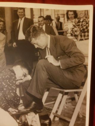 VINTAGE PHOTO OF JOHN F.  KENNEDY on CAMPAINGN TRAIL SHOES DONE 8×10 AS PICTURED 2