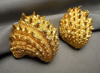 1960s Signed MIMI di N Clip Earrings - Gold - tone Spiny Oyster Shell Motif 3
