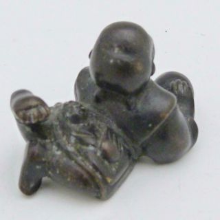 ANTIQUE CHINESE BRONZE FIGURE OF A BOY,  18TH CENTURY 3