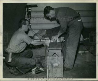 1944 Press Photo Wwii Normandy,  Medics Administer Plasma To An Allied Casualty