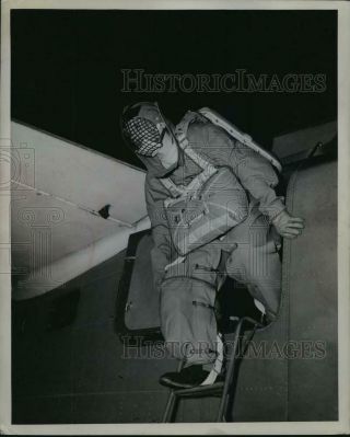 1945 Press Photo Alaska,  Fully - Equipped Coast Guard Pararescuer Leaps From Plane
