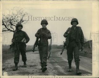 1945 Press Photo Wwii Germany,  U.  S.  Soldiers Carry Captured German Guns & Ammo