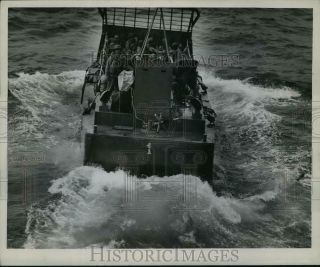 1944 Press Photo Coast Guard Craft Dashes To Mother Ship With Wounded Americans