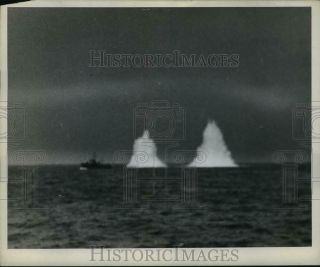 1944 Press Photo A Us Coast Guard Vessel Is Shelled By Germans In The Channel