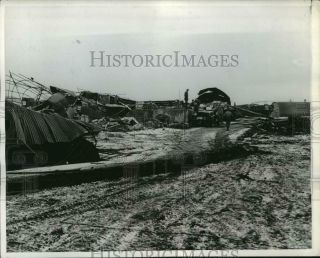 1942 Press Photo Iceland,  American Soldiers View A Warehouse Destroyed By A Gale