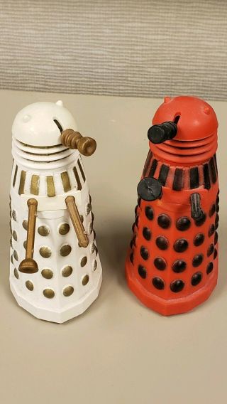 Dapol Daleks (set Of 2,  Creme/gold And Red/black)