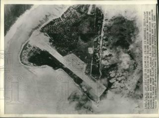 1944 Press Photo Aerial View Of Eniwetok Island Japanese Airbase,  World War Ii