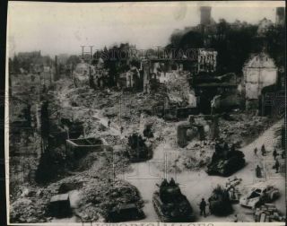 1945 Press Photo U.  S.  Tanks Drive Through German World War Ii Ruins - Nox55550