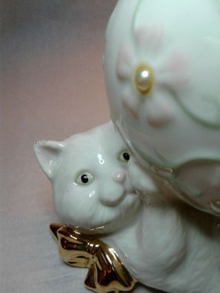 Lenox Petals and Pearls Cat/Kitten Bud Vase Figurine Gold and pearl accents 5” 2