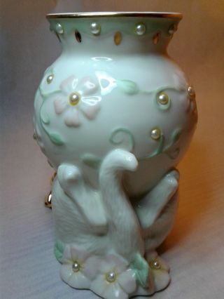 Lenox Petals and Pearls Cat/Kitten Bud Vase Figurine Gold and pearl accents 5” 3