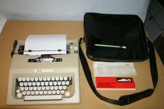 Vintage Beige Olivetti Lettera 25 Typewriter & Soft Carrying Case Nom 354 - 1