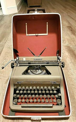 Royal Quiet De Luxe Vintage Typewriter W/ Case Color Vintage.  Ribbon Is Dry
