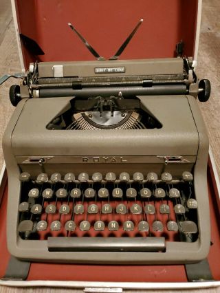 ROYAL Quiet De Luxe Vintage Typewriter w/ Case Color VINTAGE.  RIBBON IS DRY 2