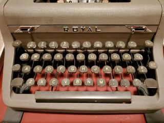 ROYAL Quiet De Luxe Vintage Typewriter w/ Case Color VINTAGE.  RIBBON IS DRY 3