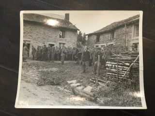 Wwii Press Photo German Prisoners W Us Soldier 9 - 1944