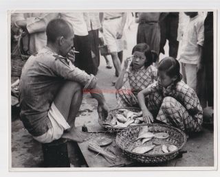Singapore Chinese Girl Choosing Fish Market Unique Vintage Photograph 1930s - 16