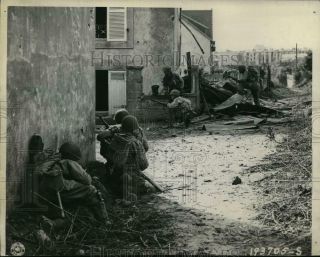 1944 Press Photo Us Troops Advance Under Machine Gun Fire Into Brest,  France