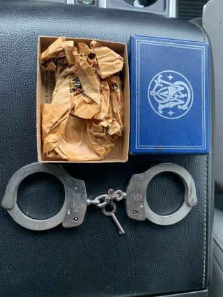 Smith & Wesson Handcuffs Finish Nickle Vintage And Wax Paper