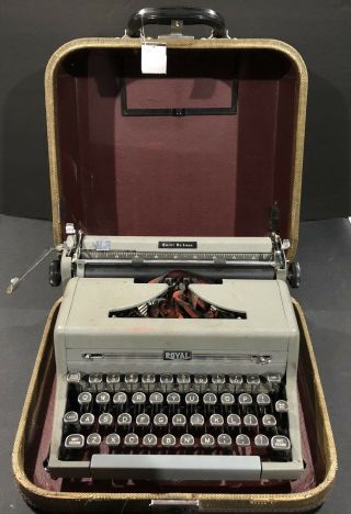 Vintage Royal Quiet De Luxe Typewriter With Case
