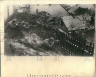 1945 Press Photo Russian Troops Shoot Down Germans,  Street Fighting In Budapest
