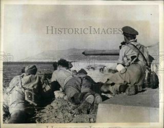 1943 Press Photo Allied Soldiers At Italian Harbor Of Messina