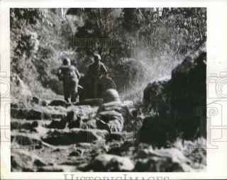 1944 Press Photo Nemi Valley,  Italy Us Soldiers In Former Vine Yards